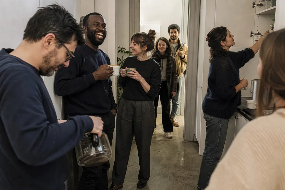 Une équipe fait une pause café dans un bureau bruxellois