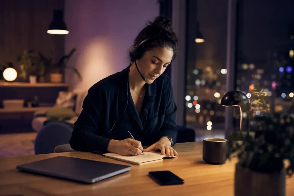 Spécialiste du support client supervisant les demandes prises en charge par un assistant IA en soirée